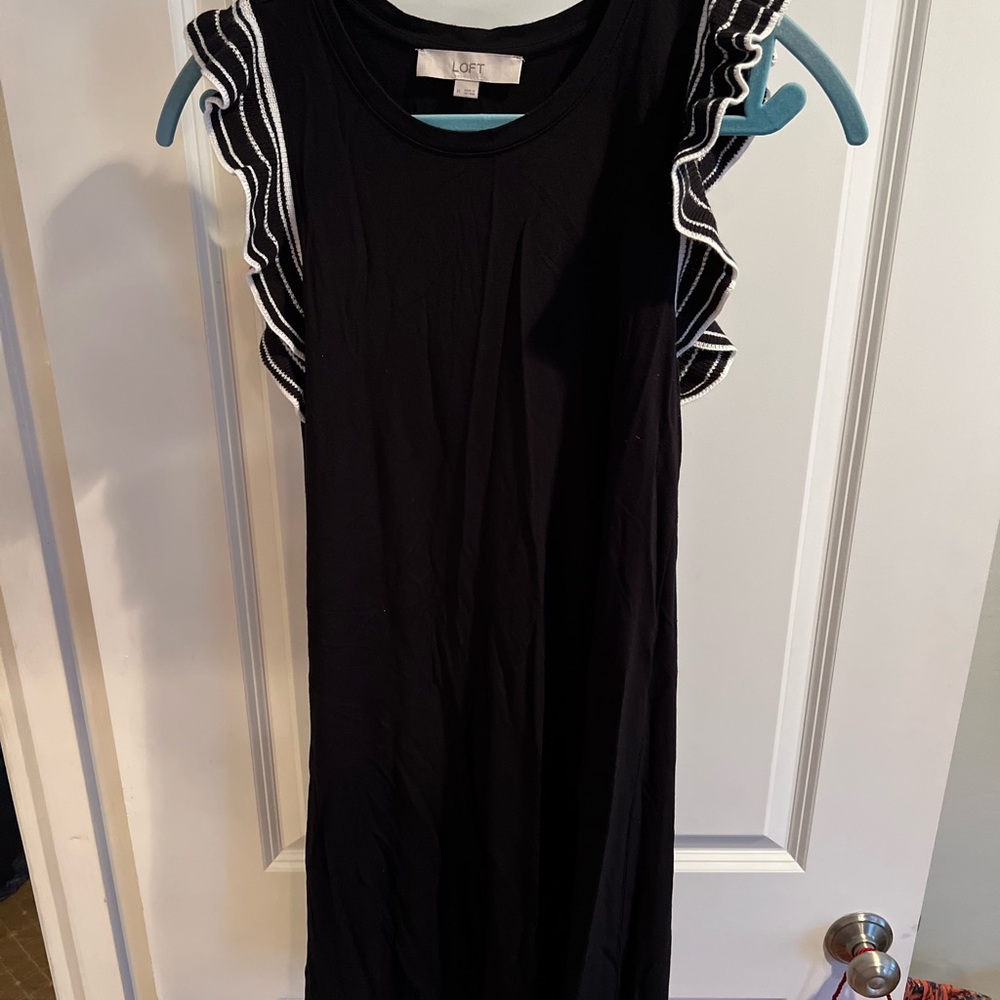 Black dress. Size M. White flutter sleeves. So comfy. Very soft material.